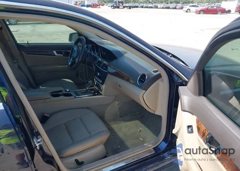 2013 Mercedes-Benz C 250 Sport z USA, uszkodzony, nr VIN WDDGF4HB7DA783351